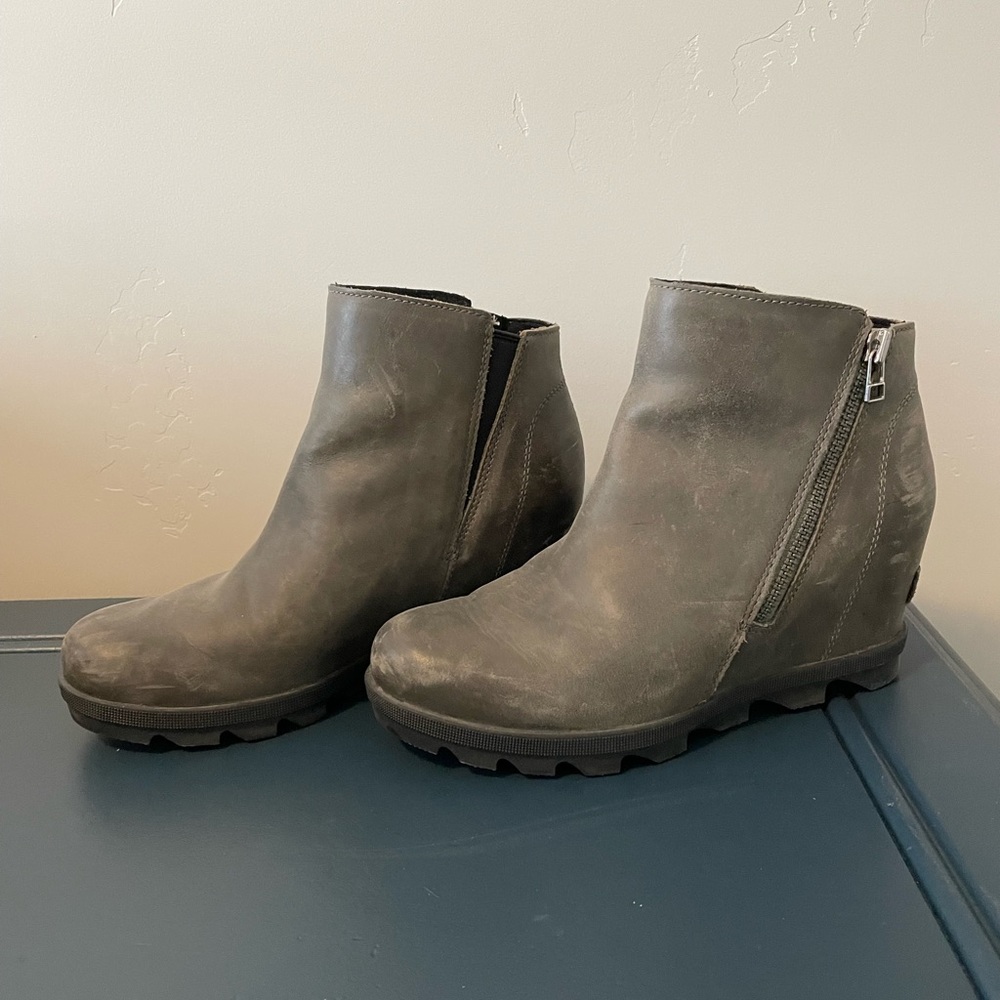 Sorel wedge booties. Grey leather. Good condition, with some wear. Size 9.
